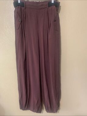 21. Anthropologie size M Relaxed Drawstring Hem Pants - Burgundy Pockets